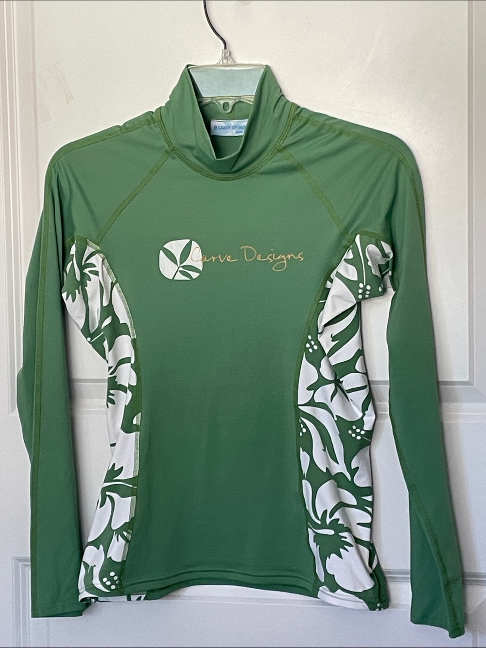 Carve Designs Green Sun Shirt Medium Swim Rash Guard